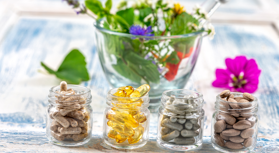 Różnica między suplementami a lekami. Kiedy sięgać po suplementy, a kiedy konieczne są leki?